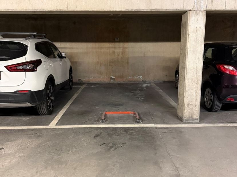 Op zoek naar een veilige en vlot bereikbare parkeerplaats? Deze autostaanplaats, gelegen op niveau -2 van de verzorgde Residentie Santhooft, biedt de