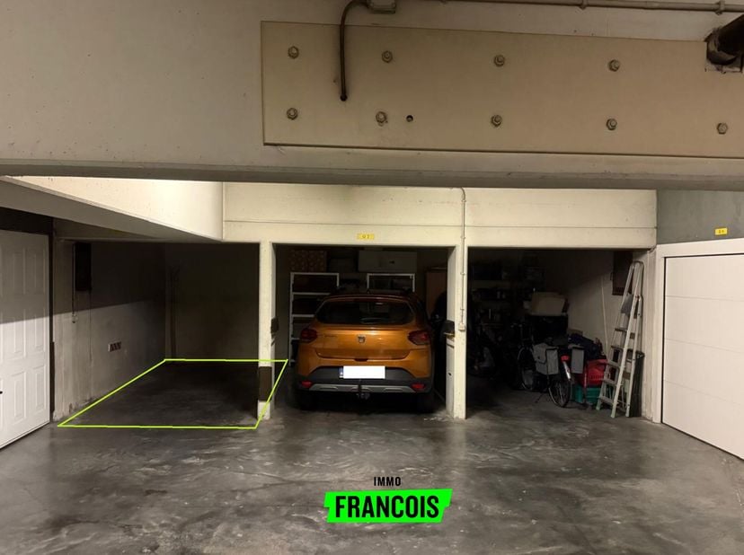 Cette place de parking se situe dans la Résidence Villa Elisa (1999), à deux pas du Wellington Golf et de la belle plage de Mariakerke  Ostende.<br />