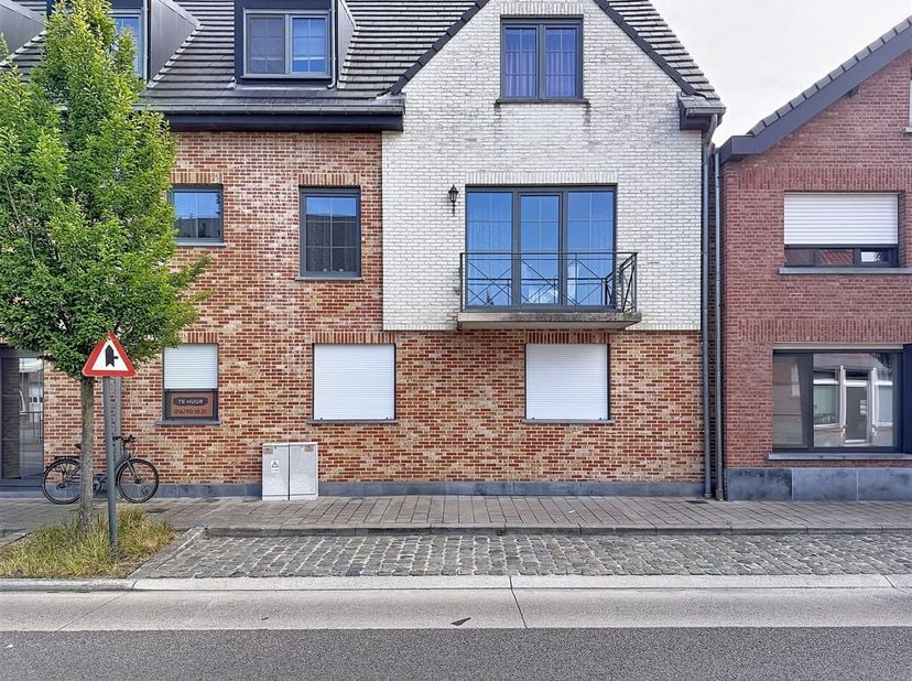 Prachtig en ruim appartement te huur in Baal/Tremelo.<br />
<br />
Je komt het appartement binnen in de inkomhal met gastentoilet. Verder heb je een