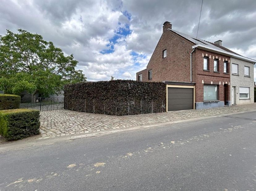 Energiezuinige halfopen bebouwing bestaande uit een inkomhal, gezellige leefruimte met eet- en zithoek en houtcassette, een ruime uitgeruste keuken me