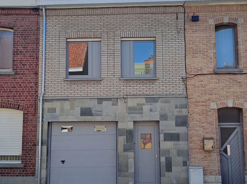 Instapklare woning met 3 slpk, garage en zonnige tuin!<br />
<br />
Deze prachtige, van A tot Z vernieuwde woning in Izegem biedt u alle moderne comfo