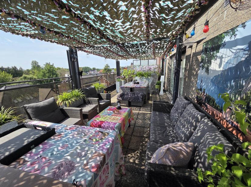 Ruim penthouse te koop in het centrum van Herk-de-Stad<br />
<br />
Bent u op zoek naar een ruim en comfortabel penthouse op een toplocatie? Dan is di