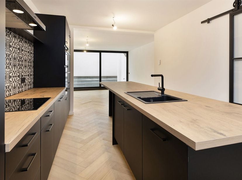 **Alle info op www.connect-immo.be**<br />
<br />
Deze trendy stadswoning is gelegen in de bruistende stad Leuven namelijk in dé Vlamingenstraat gesit