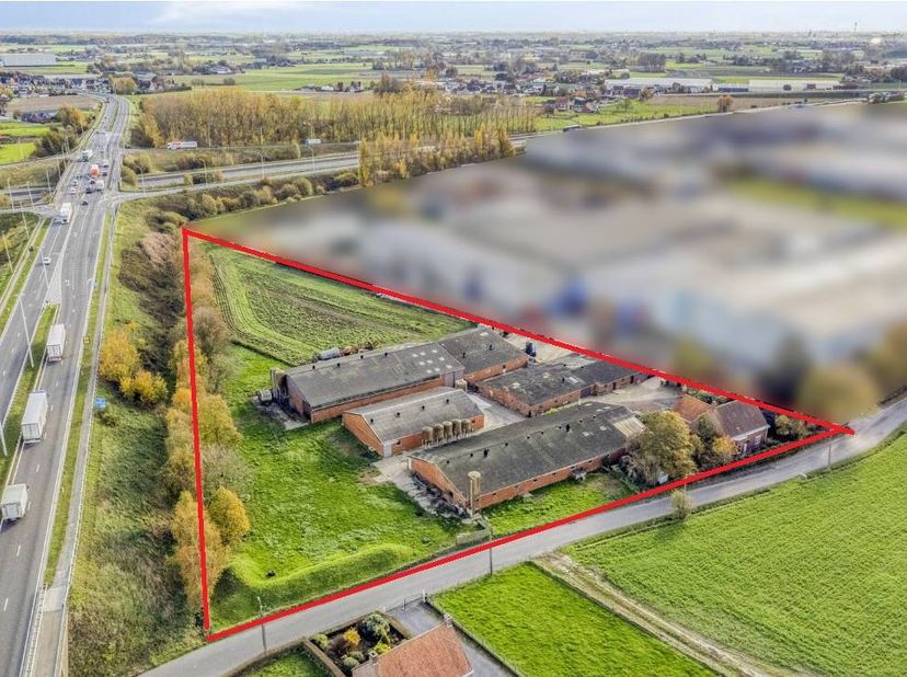 Industriegrond van ca. 15.370 m² met zichtbaarheid vanaf de Ring/R32, Roeselare- Ardooie.<br />
Gelegen langs het op- en afrittencomplex van de E403 a