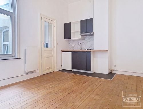                                        Studio met slaaphoek te huur in Elsene, € 800
