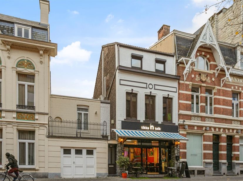 Investeringsvastgoed in centrum Hasselt (10% rendement)<br />
<br />
Dit prachtig gebouw bestaat uit een handelspand met woonst. Beide hebben hun ei