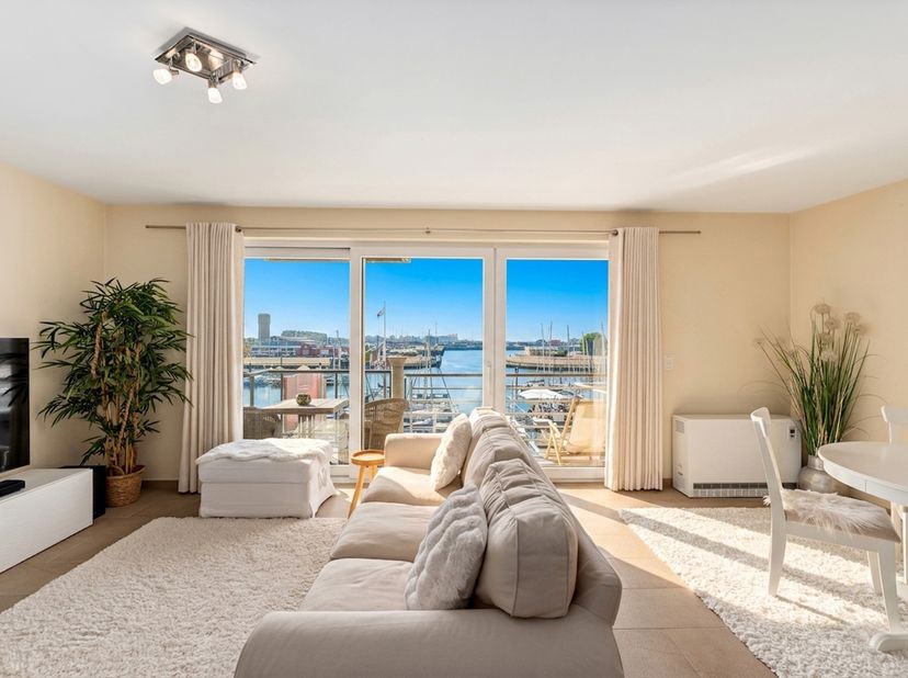 Ontdek dit uitstekend onderhouden appartement op de derde verdieping met een prachtig frontaal uitzicht op de jachthaven. Dankzij de zuidwestelijke or