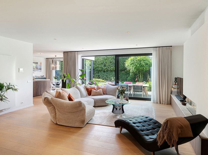 Recente koppelwoning aan de Graaf Jansdijk in Oud Knokke, ideaal gelegen tussen het centrum en de oude molen. De woning verwelkomt u via een inkomhal
