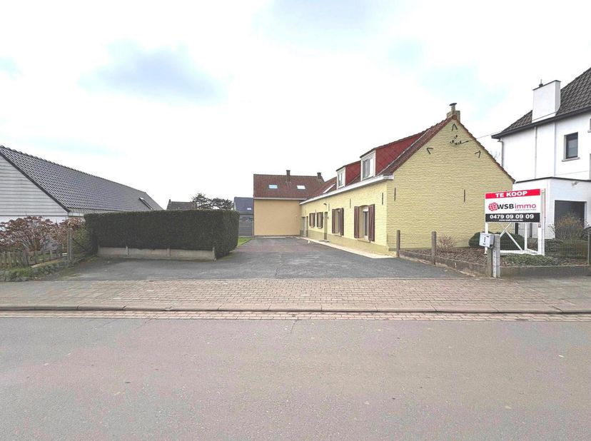 Ontdek deze veelzijdige en instapklare woning te Dilbeek, ideaal gelegen tegenover lyceum Regina Caeli, dichtbij winkels, openbaar vervoer en het zwem