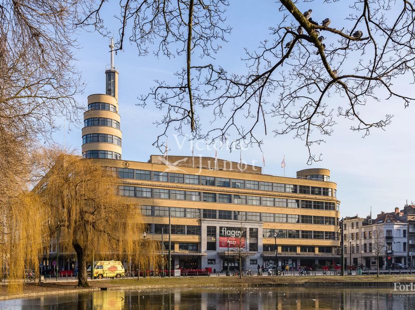 Profitez d'une excellente situation, entre le square du Luxembourg et le quartier de la Place Flagey, avec le nouveau projet Â EUROCROWN Â et ses espa