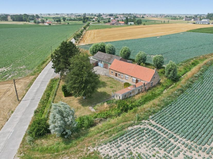 KIJKDAG ZATERDAG 08/08 VAN 10U TOT 12U! (graag vooraf inschrijven) Authentieke hoeve met bijgebouwen en prachtige verzichten in Houtem (Veurne)<br />