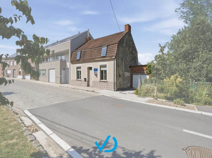 In het charmante en landelijke&amp;nbsp;Westouter, wacht deze ruime woning op een nieuwe eigenaar die haar opnieuw tot leven wil brengen. Dankzij de rusti