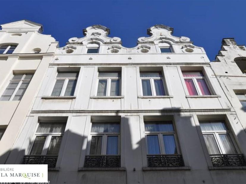 Gelegen in een aangename autovrije straat, op slechts enkele meters van de Grote Markt, bevindt dit charmante appartement met één slaapkamer van ± 50