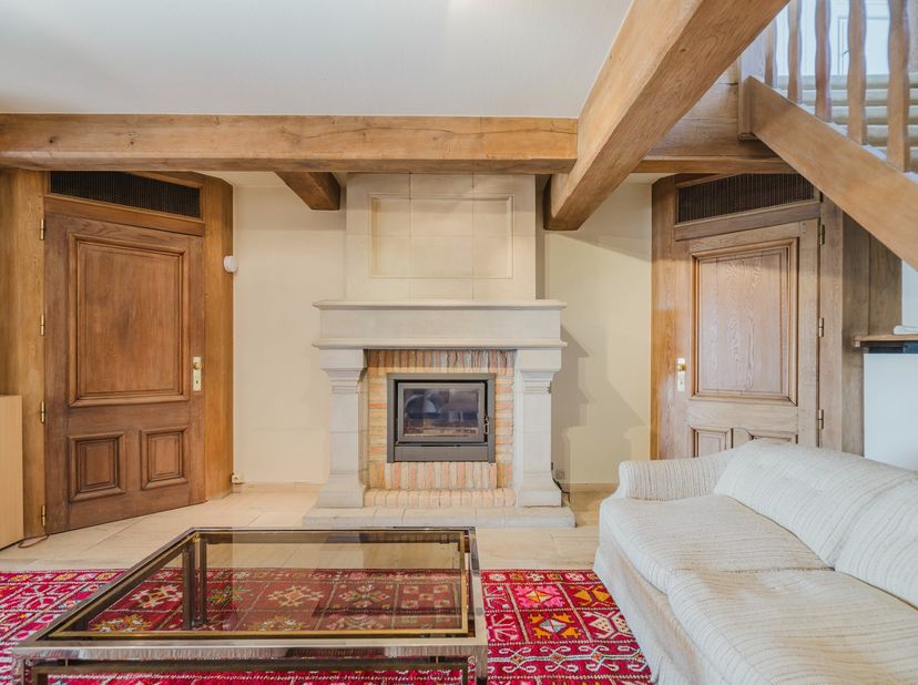 Dit karaktervolle penthouse op een absolute toplocatie combineert authentieke charme met spacieuze woonruimtes en biedt een uitzonderlijk uitzicht op