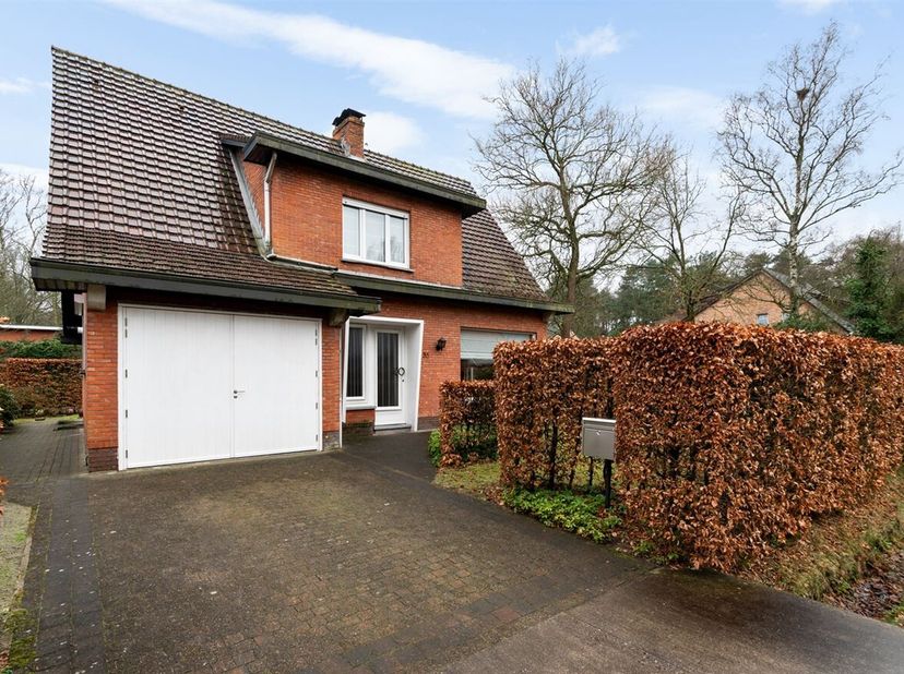 Vrijstaande woning op een prachtig gelegen perceel van 830m² op een boogscheut van de Kalmthoutse Heide<br />
De woning is gelegen in het groen op 100
