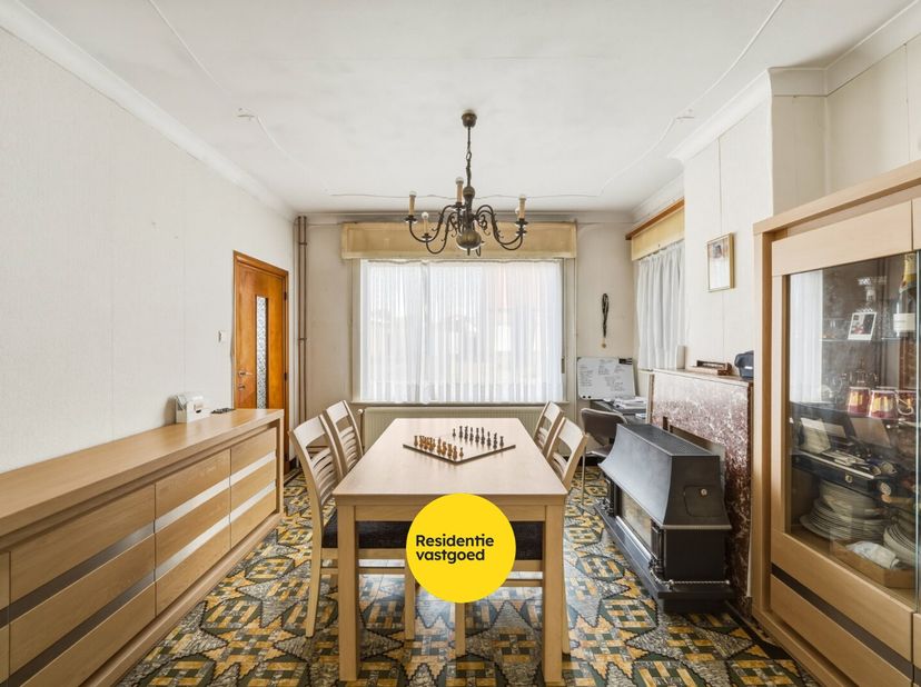 Deze ruime woning is rustig gelegen in de Hoogwegel, nabij het centrum van Oudenburg, op een perceel van 353 m². De woning biedt veel ruimte en potent