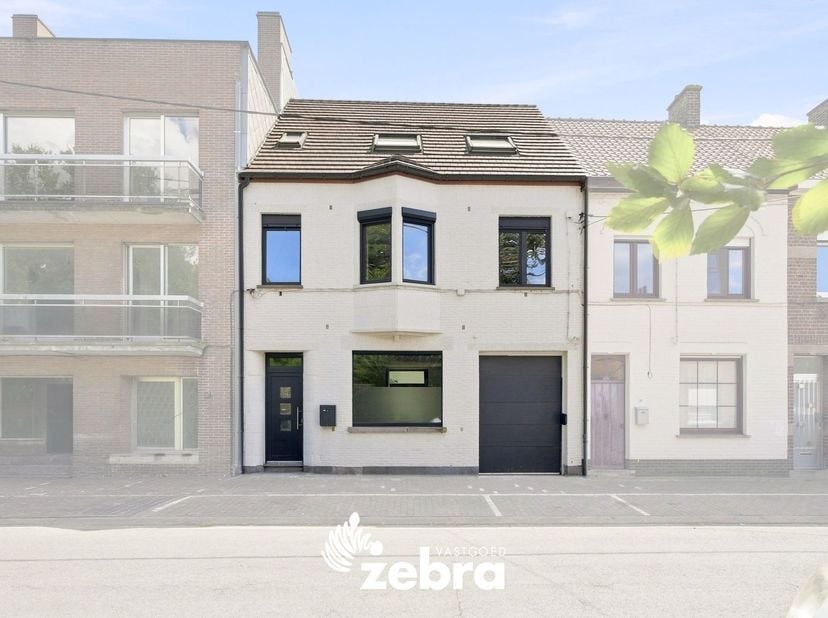 Op nog geen 10 minuten wandelen van het centrum van Roeselare vinden we ruime en instapklare gezinswoning met 5 slaapkamers, 2 badkamers en inpandige