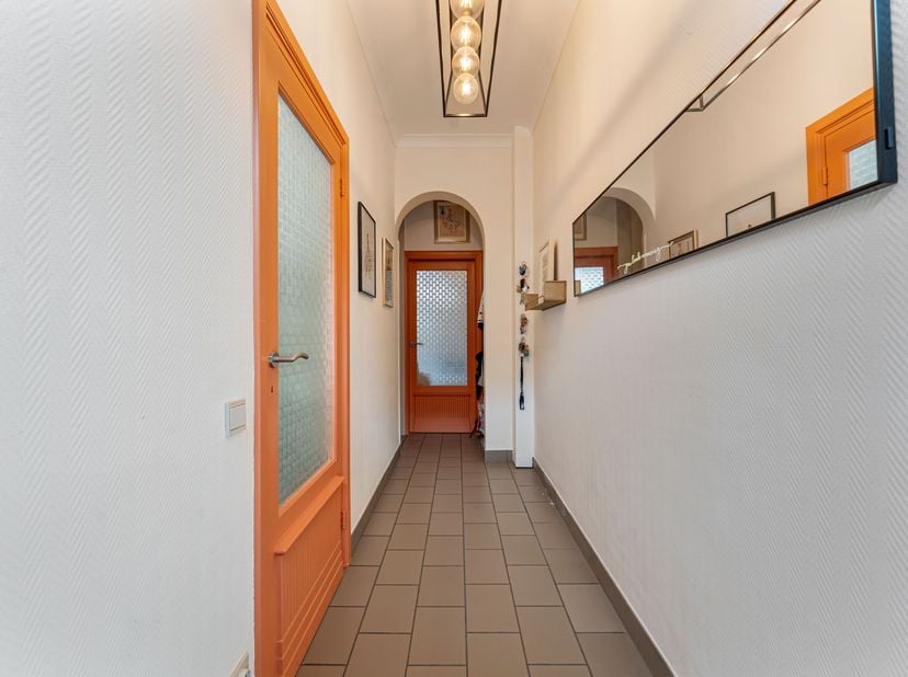 Deze charmante en instapklare woning met tuin wordt u te koop aangeboden in het hartje van Stasegem.<br />
We betreden deze woonst langs de hal met aa