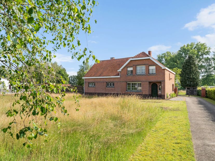 Te midden van een prachtig landelijke omgeving bevindt zich deze authentieke hoeve met bijgebouw op een perceel van +/- 19.322 m². Een unieke eigendom