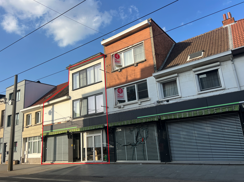 Dit unieke project op de Herentalsebaan 231-233 biedt een zeldzame combinatie van direct rendement en grootschalige ontwikkelingsmogelijkheden. Het ge