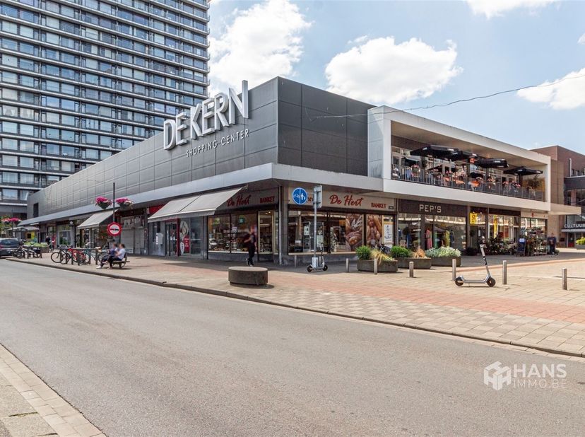 Winkelruimte (49 m²) in winkelcentrum De Kern in Wilrijk.<br />
<br />
Het handelspand is gelegen in het welbekende winkelcentrum De Kern bij De Bis
