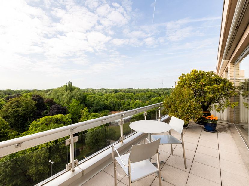 In residentie Parkhouse II, gelegen aan de prestigieuze Parklaan te Aalst, bevindt zich dit uitzonderlijke penthouse dat uitblinkt in ligging, comfort
