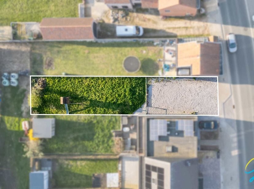 Ce terrain à bâtir de 280 m² est situé à Haaltert, une commune calme et centrale, bien desservie par les transports vers Bruxelles et Gand. Les commer