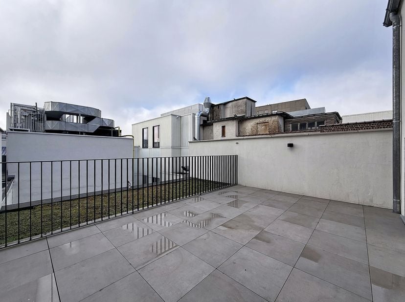 CONTACT : Quentin 0473 83 59 95 - quentin@bytheway.be - By the Way biedt u deze in 2024 gerenoveerde DUPLEX aan, gelegen in het hart van Brussel (Else