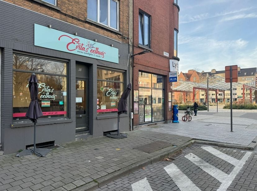 Handelspand op top locatie op het bruisende zuid geschikt voor RECA of andere doeleinden.<br />
<br />
Handelspand: +/- 57 m²<br />
Berging: 3m²<br />