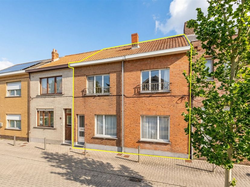 Bent u op zoek naar een ruime woning met tal van mogelijkheden om volledig naar uw eigen smaak te renoveren? Dan is deze solide gezinswoning in Wetter