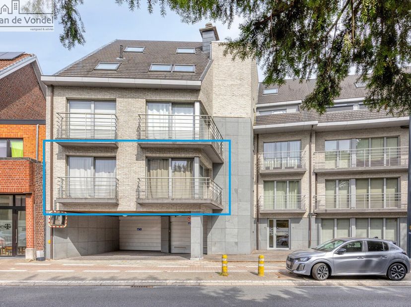 Ontdek dit 100% instapklare, energiezuinig en bijzonder lichtrijke appartement met garage te Erembodegem! We komen binnen via de inkomhal (met apart t