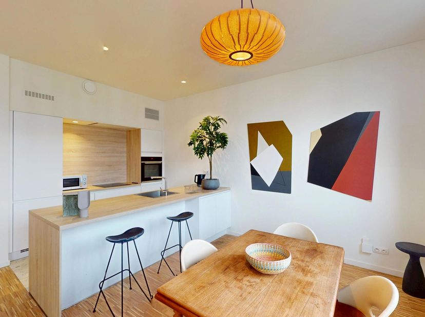 Dit appartement beschikt over een doordachte indeling met alle essentiële ruimtes mooi georganiseerd rond de centrale leefzone. De woonkamer met keuke