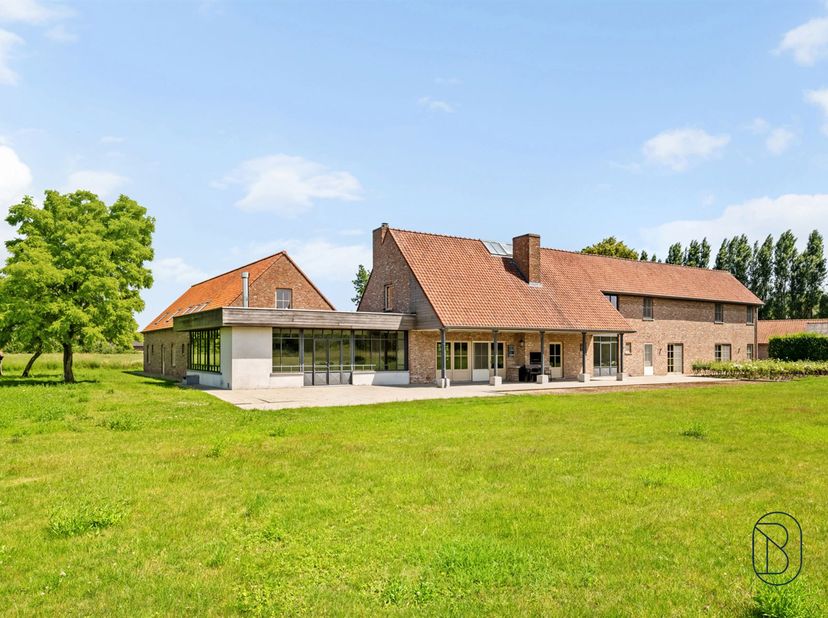 Te koop: unieke hoeve met uitzonderlijk potentieel (combinatie wonen/praktijk, B&amp;B, co-housen, of voor mensen op zoek naar ruimte), midden in het natu