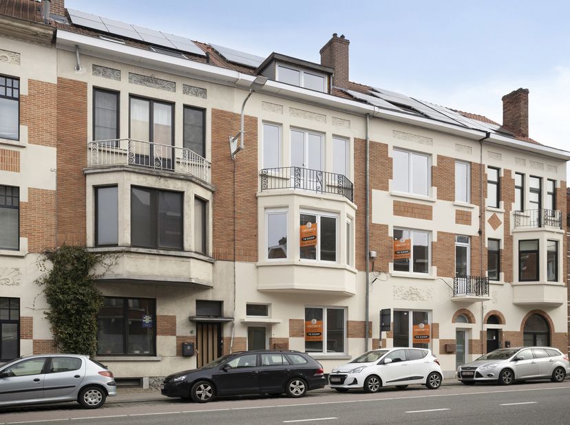 Prachtig herenhuis te koop in Kessel-Lo, waar karakter, modern comfort én energiezuinig wonen naadloos samenkomen. Deze volledig gerenoveerde woning h