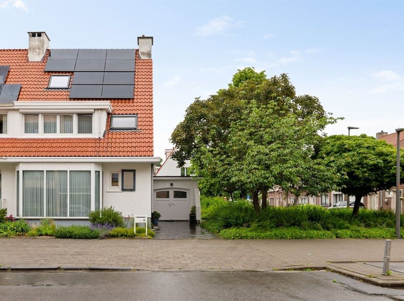 Prachtige HOB-woning (198m²) met 4 slaapkamers, mooie aangelegde tuin, garage en autostaanplaats op gegeerde locatie te Linkeroever! <br />
Indeling: