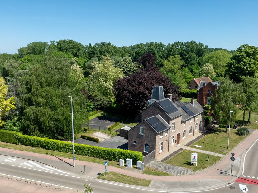 Uniek en goed gelegen landhuis met +-330m² woonbeleving ligt op een perceel van 1278m² te Halen. Deze beschikt over een grote leefruimte met aansluite