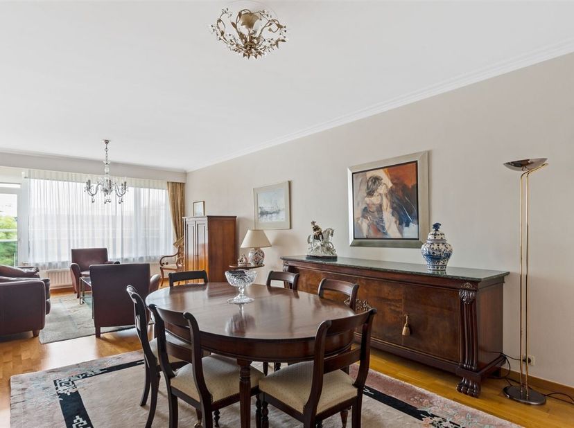 Ligging:<br />
Dit instapklare appartement bevindt zich op de derde verdieping van een verzorgd gebouw in Wilrijk, op een uitstekende locatie nabij pa