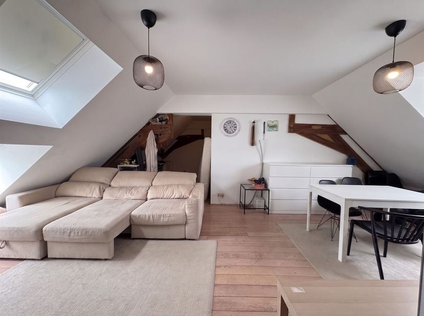 MCA Immobilier vous propose cet appartement situé au 4ᵉ étage d’un immeuble avec ascenseur à Neufchâteau. <br />
<br />
Il se compose d’un hall d’entr