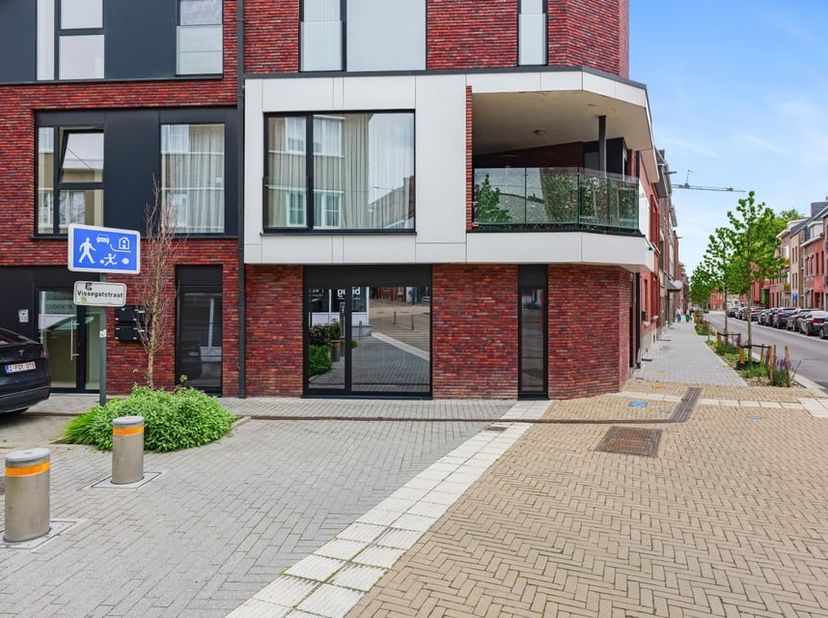In Sint-Truiden, op de Vissegatstraat, vinden we ter hoogte van nummer 66 dit prachtig appartement terug. De stad Sint-Truiden heeft zeer veel mogelij