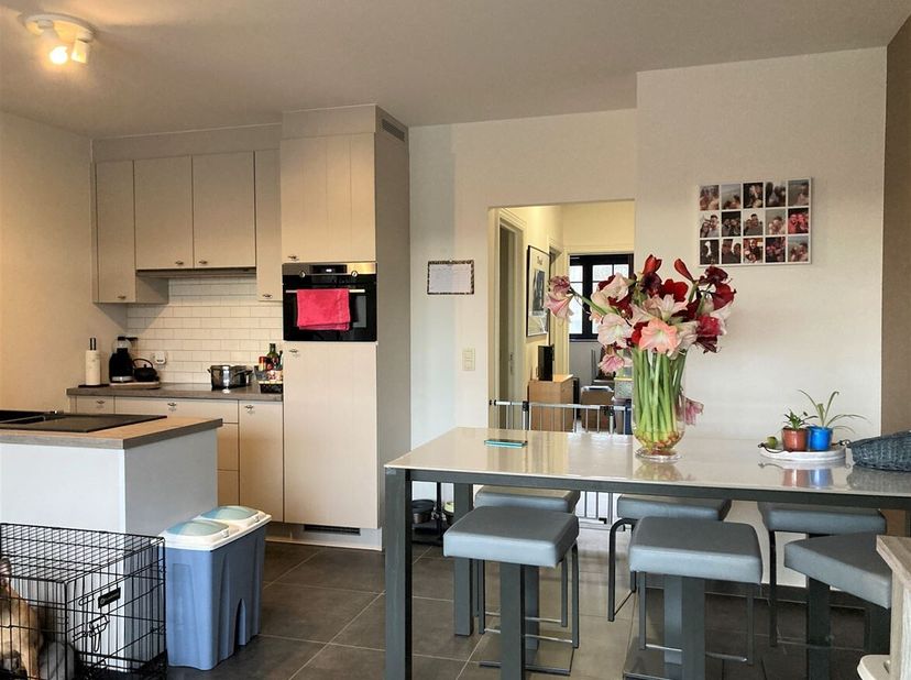 Appartement avec 2 chambres, terrasse et 2 places de parking à Hulshout<br />
Situation : Appartement idéalement situé avec des écoles, des magasins e