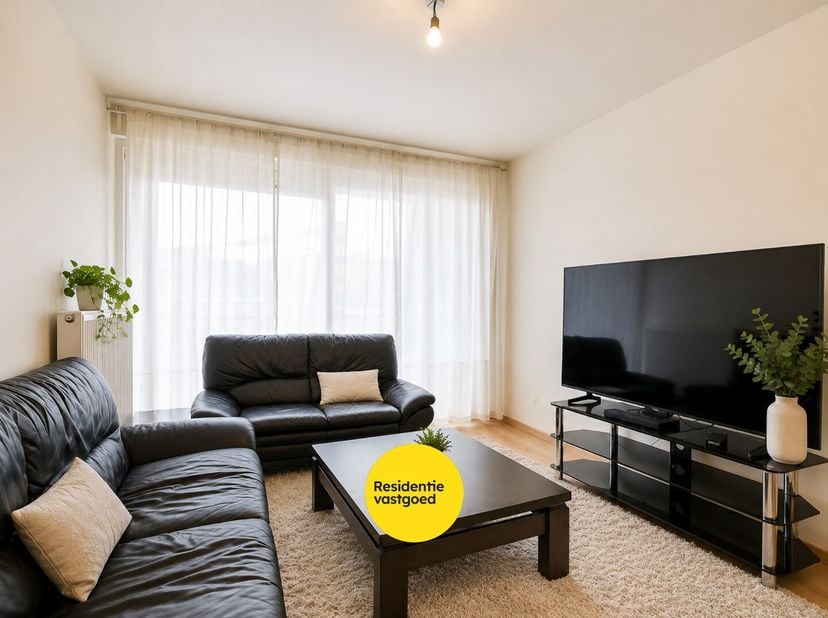 Welkom in de Sint-Jozefsstraat 13 in Waregem, een recent appartement (bouwjaar 2013) met een stabiele huurinkomst. Ideaal als investering of voor star