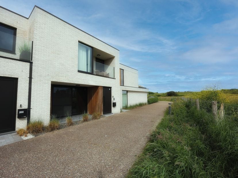 Bent u op zoek naar een energiezuinige woning op een toplocatie aan zee? Dan zal deze recente nieuwbouwwoning met energie-label A u ongetwijfeld weten