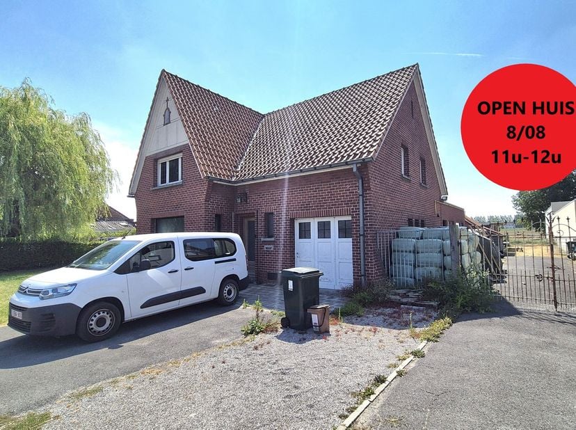 OPEN HUIS ZATERDAG 8/08 van 11u tot 12u.<br />
Rustig landelijk gelegen alleenstaande woning met tuin, paardenboxen en weide op een totale oppervlakte