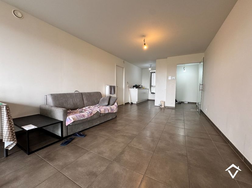 Dit appartement (C2.3) is gelegen op de 2de verdieping in de Residentie Brouwershof te Westrozebeke (Staden) en bestaat uit: inkomhal - toilet - badka