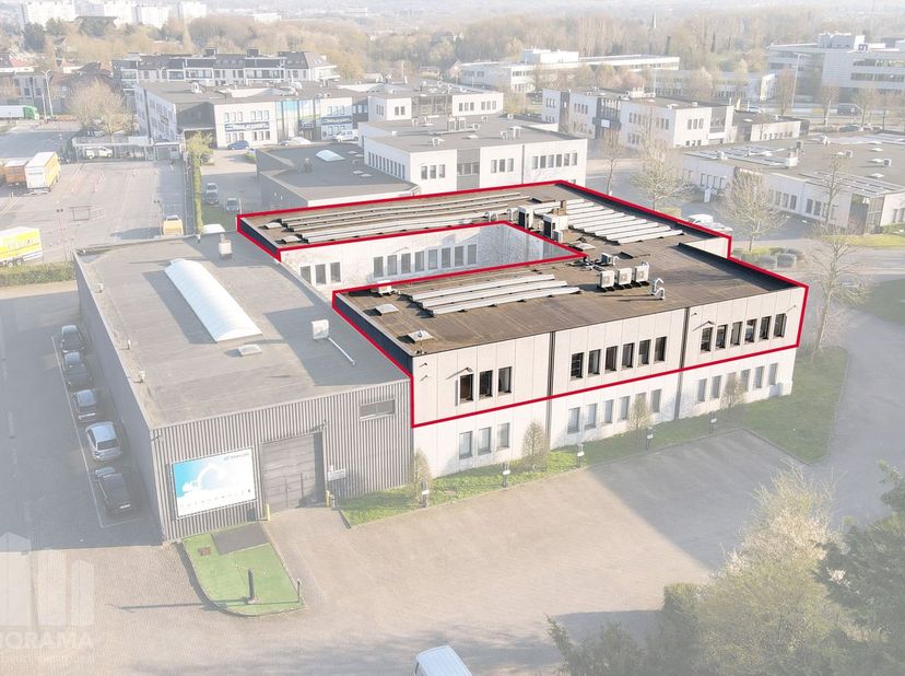 Magnifiek gelegen kantoorruimte van 900 m² te koop met visibiliteit vanaf de bedrijvige Pontbeeklaan aan de rand van Brussel (Zellik).&amp;nbsp;Fenomenale