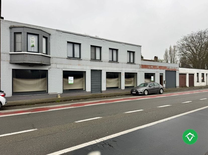 Op een uiterst gunstige en commerciële ligging in Gistel bevindt zich dit veelzijdige handelspand met bovenliggende woonst. Dankzij de uitstekende zic