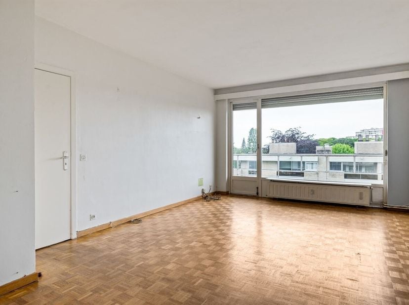 Ligging: Ontdek dit appartement op de 5de verdieping, gelegen aan de Fruithoflaan in Berchem. Dankzij de uitstekende ligging nabij de Singel, station