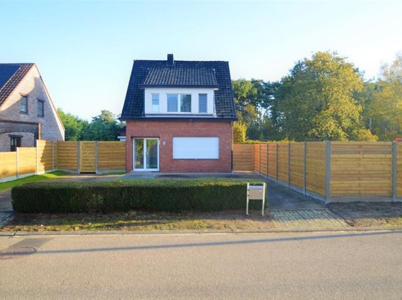 Prachtig gerenoveerde woning met een zeer ruime en zonnige tuin op top locatie in Mol. Gelegen in een rustige straat, maar op een boogscheut van alle