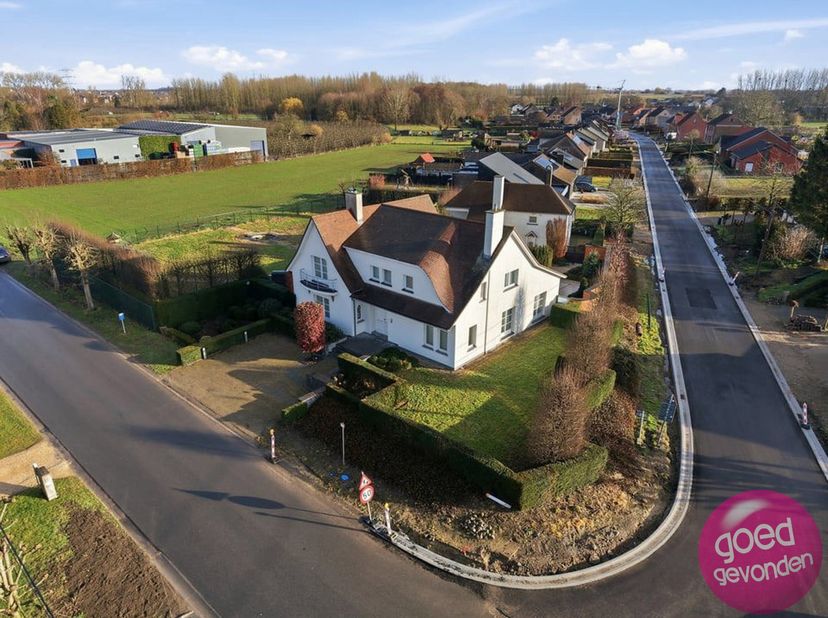 Indrukwekkende open bebouwing op een uitzonderlijk ruim perceel van maar liefst 18a31ca. <br />
Deze karaktervolle woning biedt een royale bewoonbare