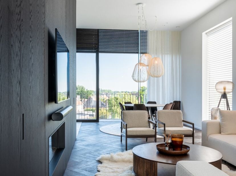 Deze prachtige penthouse is gelegen op toplocatie in residentie 8700, een nieuwbouwproject opgeleverd in 2021.<br />
Het appartement heeft een bewoonb